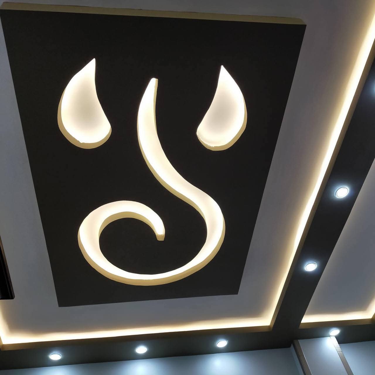 فن جبس بورد بإضاءة LED مخفية على سقف مظلم